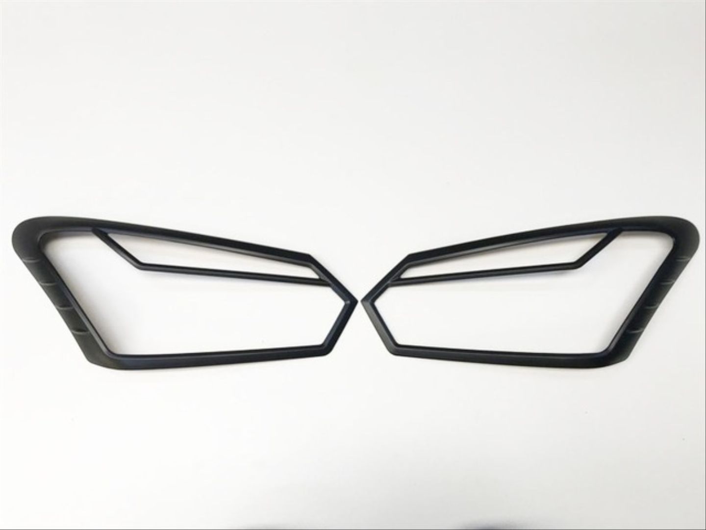 İsuzu D-Max Uyumlu 2018+ Far Çerçevesi Kaplama Siyah Sinyal Çizgili