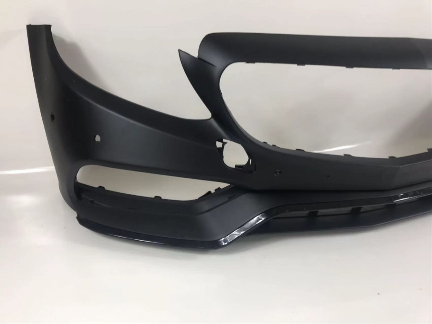 Mercedes W205 Uyumlu C63 Ön Tampon & Panjur Seti (Makyajlı Görünüm) (Siyah Trimler)