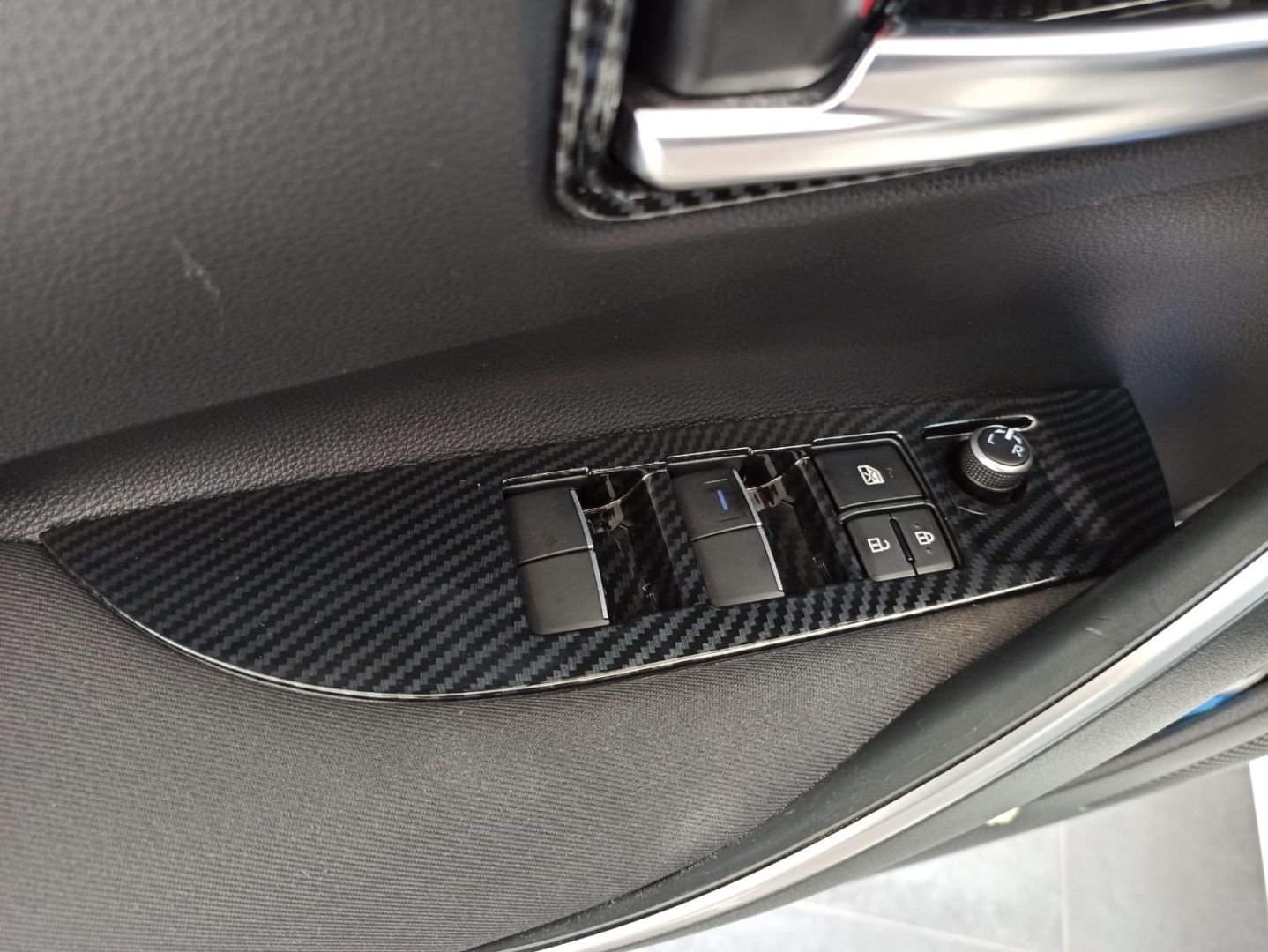 Toyota Corolla Uyumlu 2019+ Kapı Kolçak Kaplama - Karbon