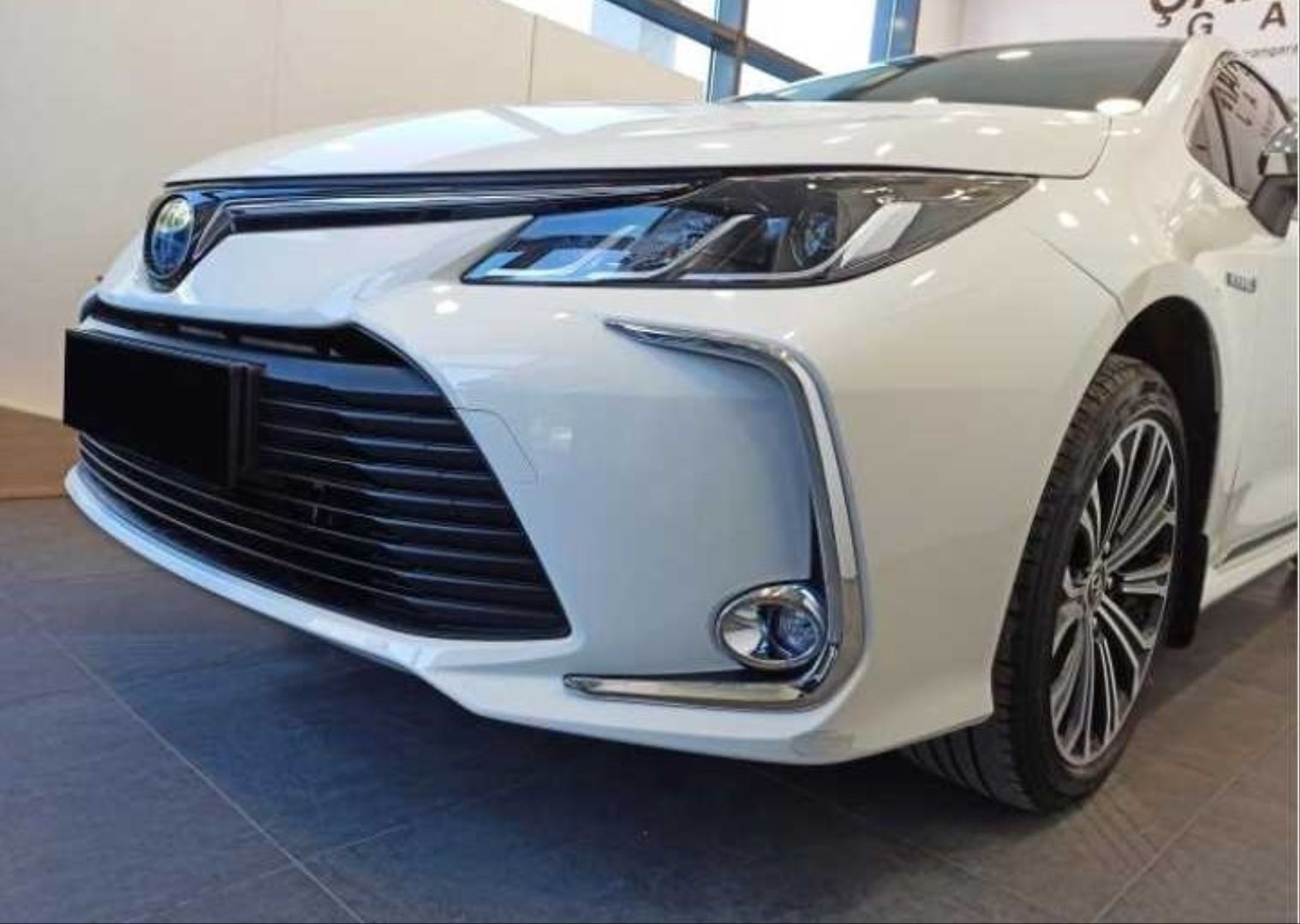 Toyota Corolla Uyumlu 2019+ Sis Kası Nikelaj