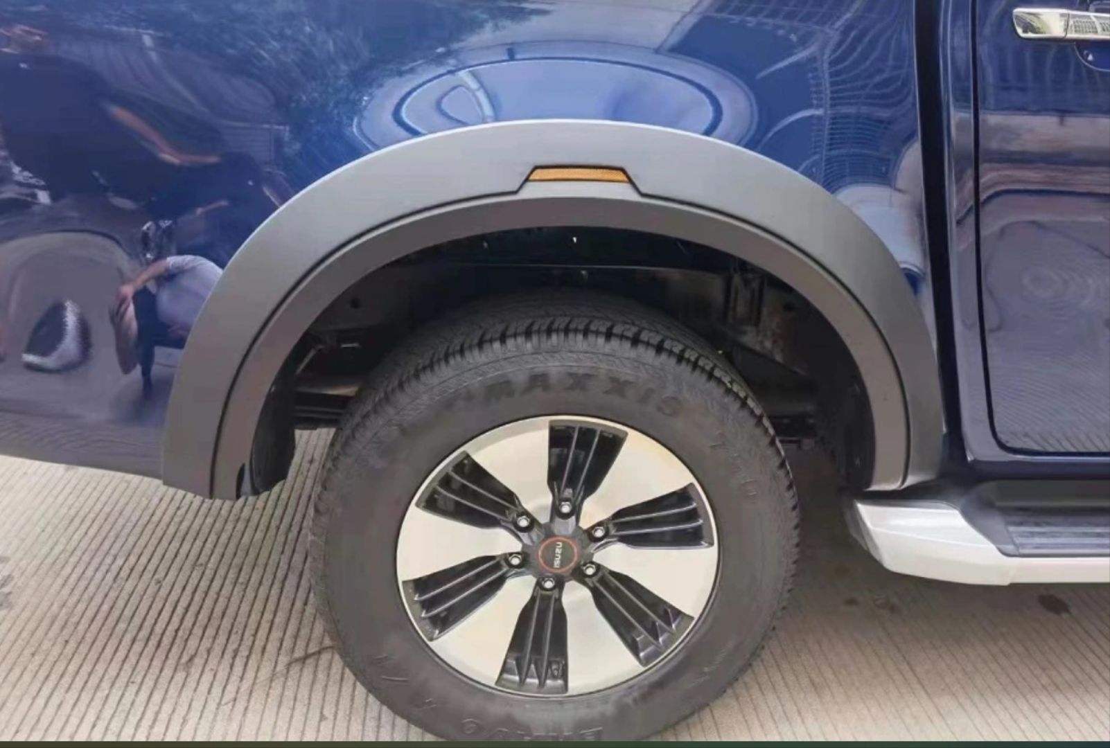 İsuzu D-Max Uyumlu 2020+ Reflektörlü Dodik