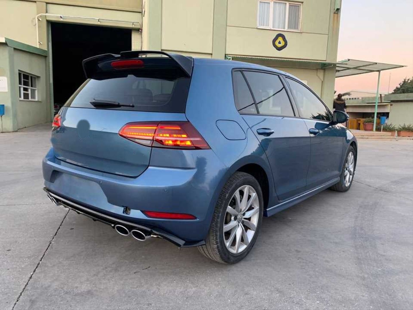 Volkswagen Golf Uyumlu 7,5 2018-2020 R Difüzör