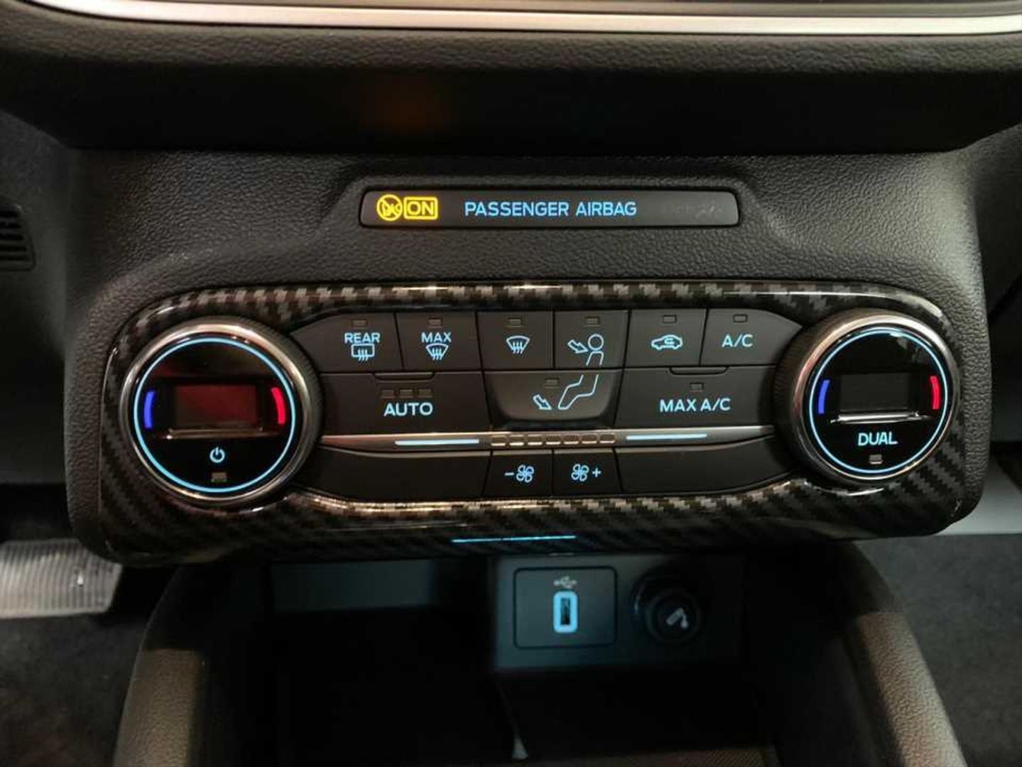 Ford Focus Uyumlu 2019+ Klima Panel Kaplama Karbon (ABS)