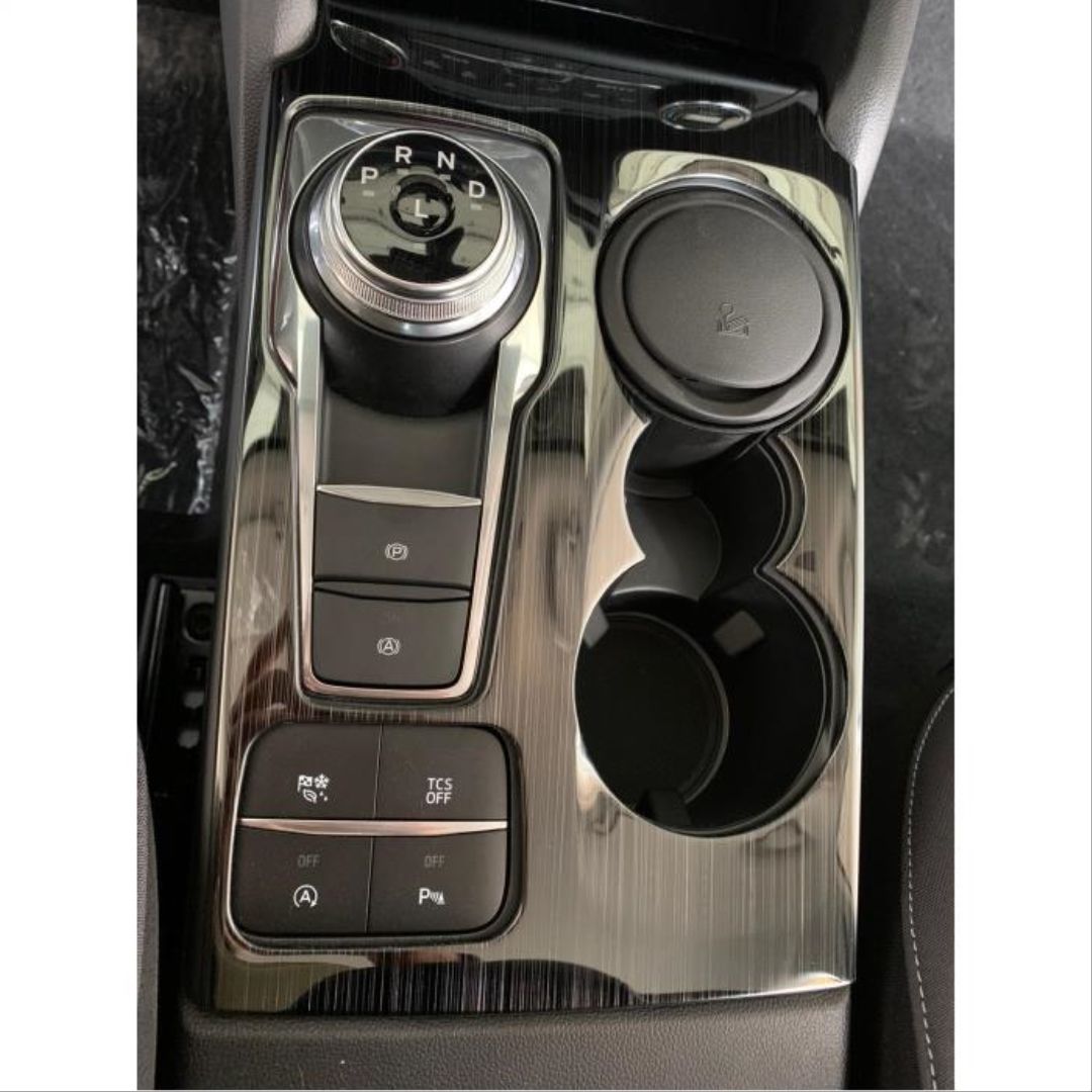 Ford Focus Uyumlu 2019-2021 Vites Çerçeve Kaplama - Titanyum Siyah
