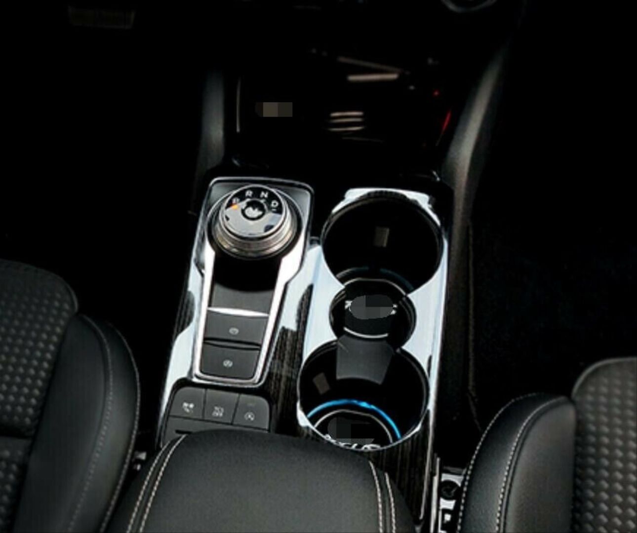 Ford Focus Uyumlu 2019-2021 Vites Çerçeve Kaplama - Titanyum Siyah