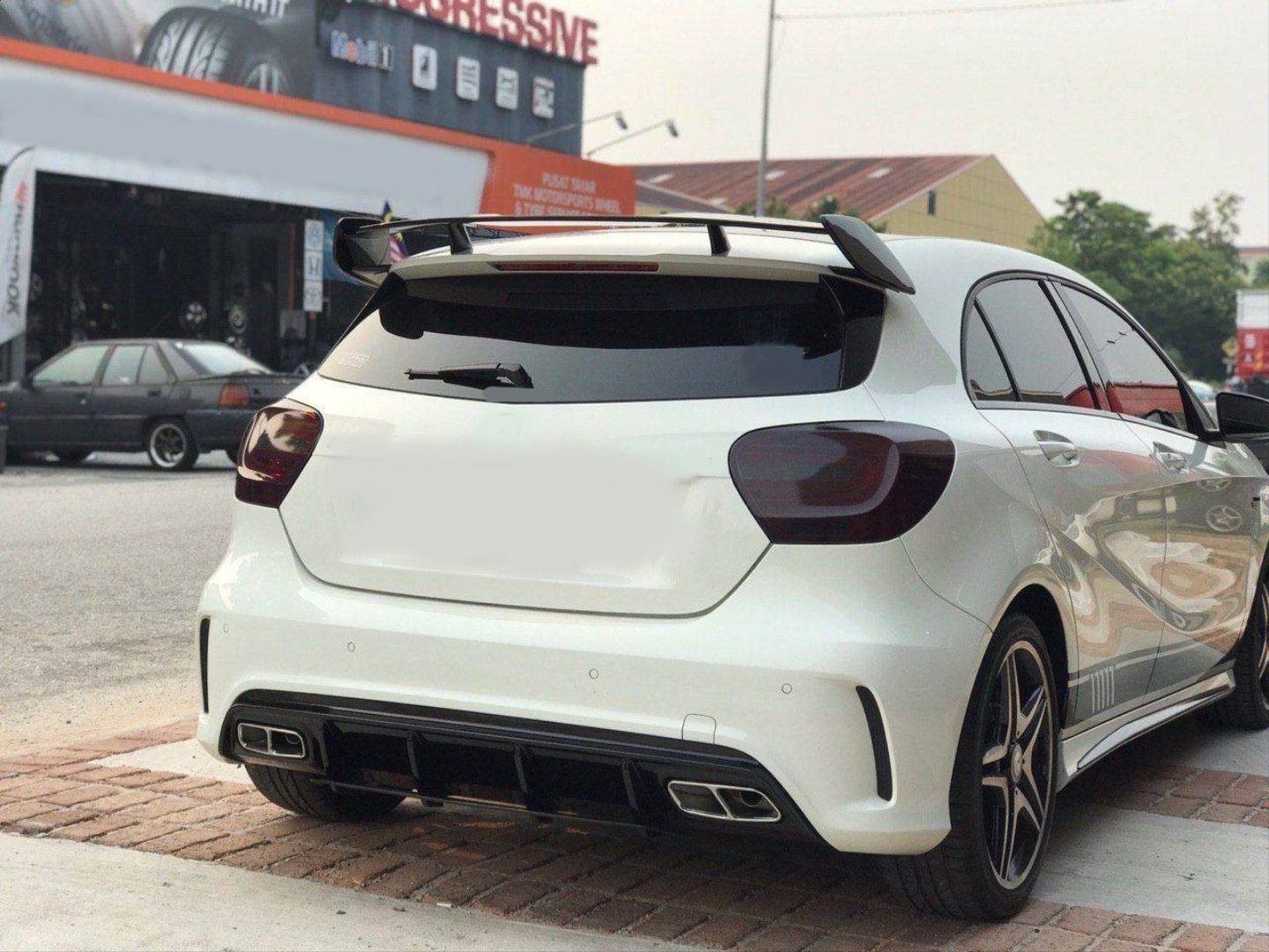 Mercedes W176 Uyumlu 16-18 A45 Difüzör & Egzoz Seti (Parlak Siyah) - Silver Egzoz İle (Amg